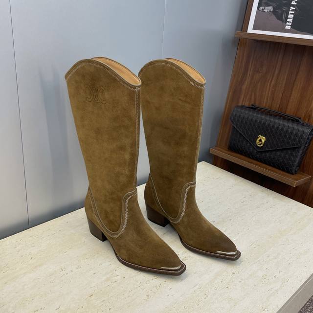 工厂P价P皮面 羊猄皮 Celine 2025秋冬新款朋克风格铁头机车女长靴 瑟琳字母Logo五金扣粗跟尖头高筒及膝骑士靴 材质:鞋面定制进口小牛皮 进口羊猄皮