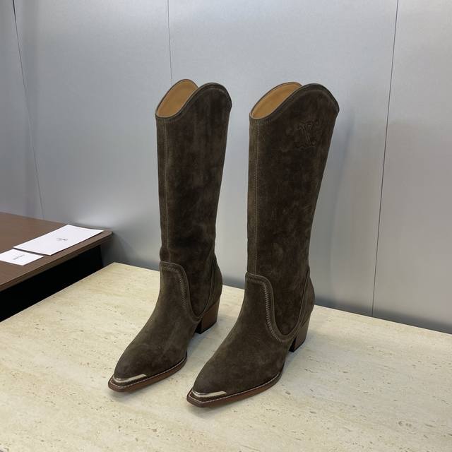 工厂P价P皮面 羊猄皮 Celine 2025秋冬新款朋克风格铁头机车女长靴 瑟琳字母Logo五金扣粗跟尖头高筒及膝骑士靴 材质:鞋面定制进口小牛皮 进口羊猄皮