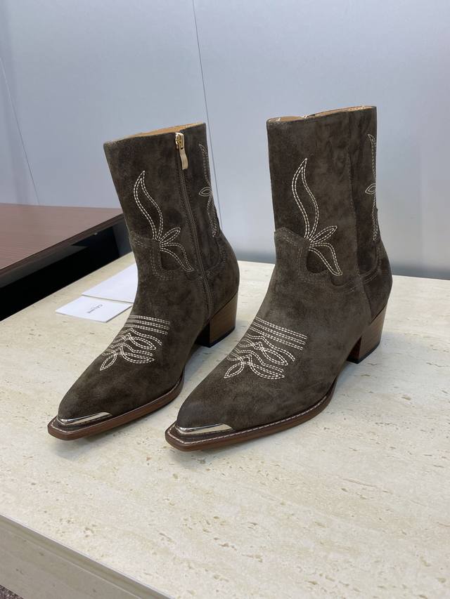 工厂P价P Celine 2025秋冬新款朋克风格铁头机车电绣女短靴 瑟琳字母Logo五金扣粗跟侧拉链尖头骑士靴 材质:鞋面定制进口小牛皮 进口羊猄皮+水染牛皮