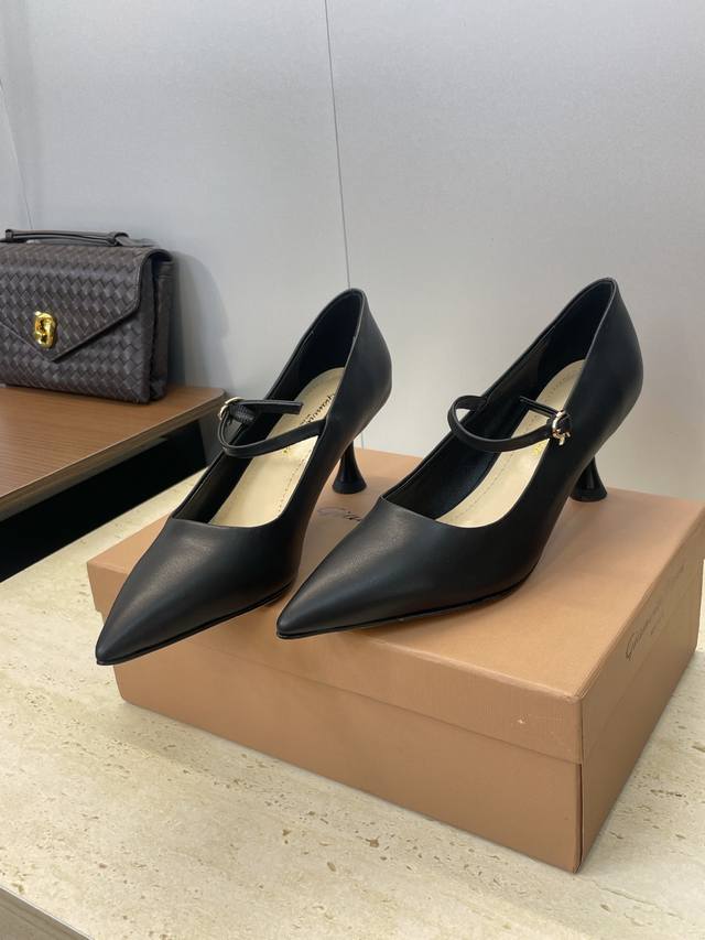 工厂P价P Gianvito Rossi 塞乔.罗茜2025秋冬新款女鞋 Gr字母Logo五金扣高跟尖头单鞋 材质：鞋面进口小牛皮+水染羊皮内里+意大利真皮大底