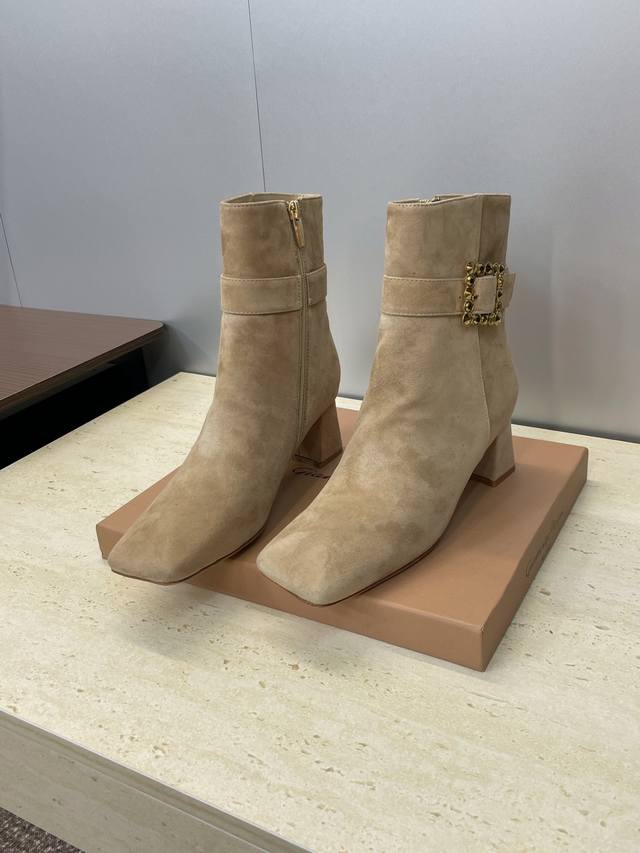 工厂P价P Gianvito Rossi 塞乔.罗茜2025秋冬新款及裸机车粗跟女靴 Gr字母Logo五金扣高跟方头侧拉链机车骑士短靴 材质：鞋面进口小牛皮 进