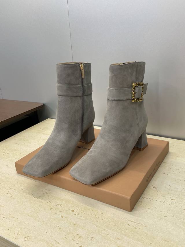 工厂P价P Gianvito Rossi 塞乔.罗茜2025秋冬新款及裸机车粗跟女靴 Gr字母Logo五金扣高跟方头侧拉链机车骑士短靴 材质：鞋面进口小牛皮 进