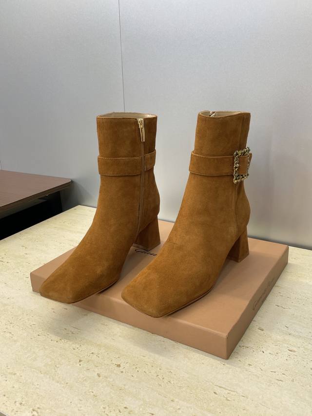 工厂P价P Gianvito Rossi 塞乔.罗茜2025秋冬新款及裸机车粗跟女靴 Gr字母Logo五金扣高跟方头侧拉链机车骑士短靴 材质：鞋面进口小牛皮 进