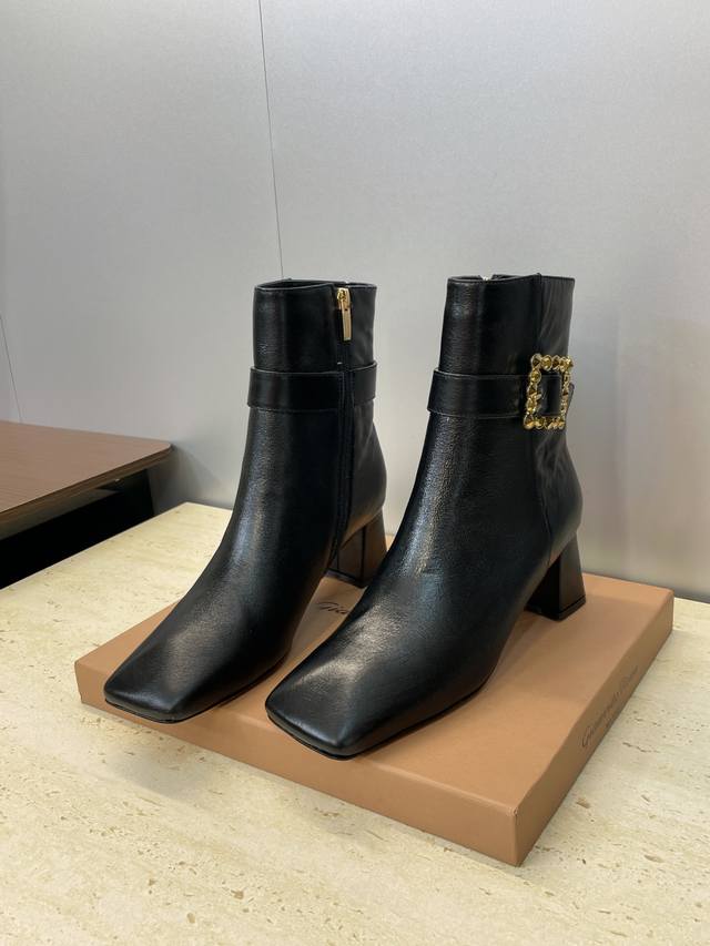 工厂P价P Gianvito Rossi 塞乔.罗茜2025秋冬新款及裸机车粗跟女靴 Gr字母Logo五金扣高跟方头侧拉链机车骑士短靴 材质：鞋面进口小牛皮 进