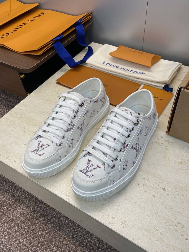 工厂P价P Louis Vuitto* 2025秋冬高定新款系列平底系带休闲运动女鞋 Lv字母Logo圆头拼色滑板鞋 材质：鞋面进口环保透气老花布 毛呢布+水染