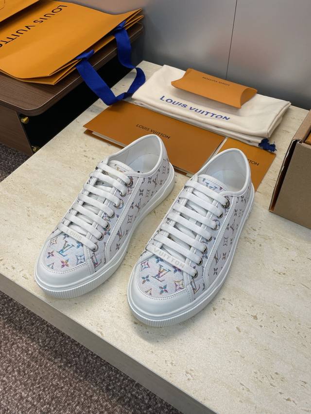 工厂P价P Louis Vuitto* 2025秋冬高定新款系列平底系带休闲运动女鞋 Lv字母Logo圆头拼色滑板鞋 材质：鞋面进口环保透气老花布 毛呢布+水染