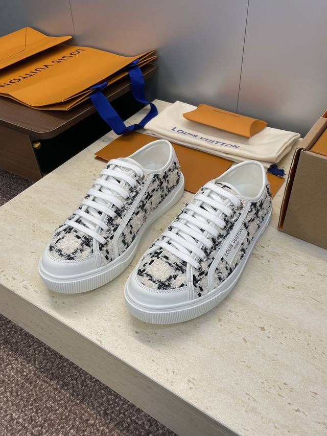 工厂P价P Louis Vuitto* 2025秋冬高定新款系列平底系带休闲运动女鞋 Lv字母Logo圆头拼色滑板鞋 材质：鞋面进口环保透气老花布 毛呢布+水染