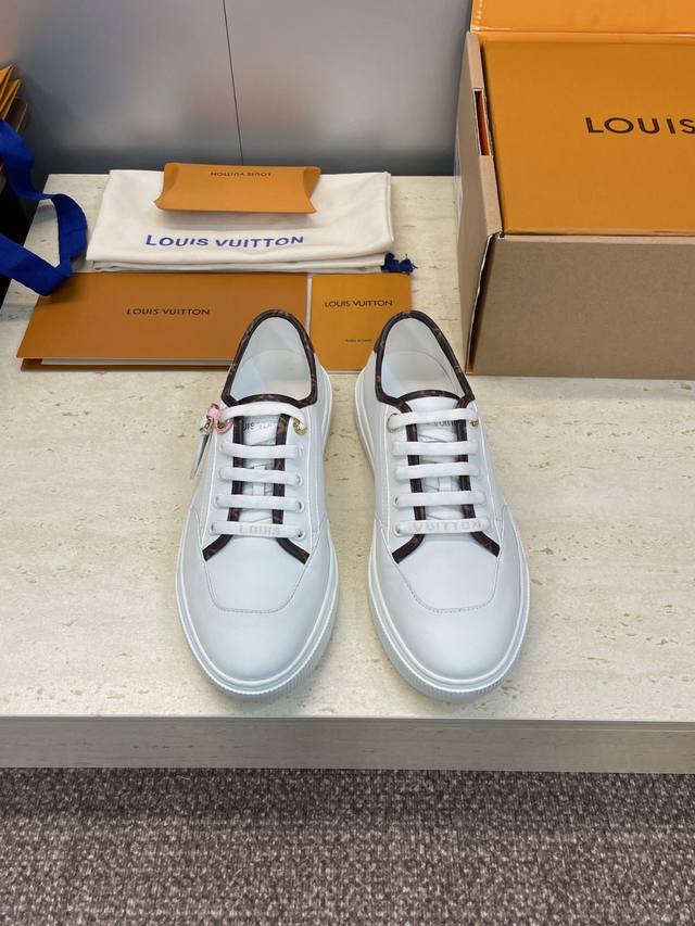 工厂P价P Louis Vuitto* 2025秋冬高定新款系列平底系带休闲运动女鞋 Lv字母Logo徽章五金扣圆头拼色滑板鞋 材质：鞋面进口小牛皮+水染牛皮内