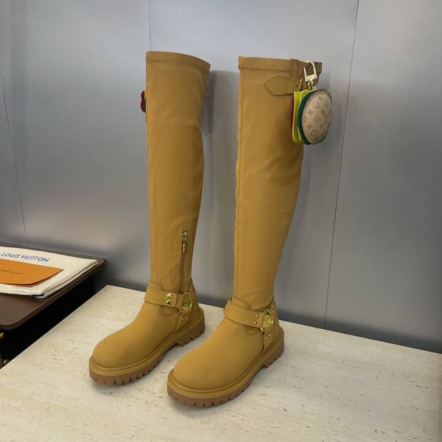 工厂P价P 不配包 Louis Vuitton*X Timberland联名合作2025秋冬新款游牧风格机车弹力过膝女长靴 Lv字母Logo五金扣汉堡包装饰厚底