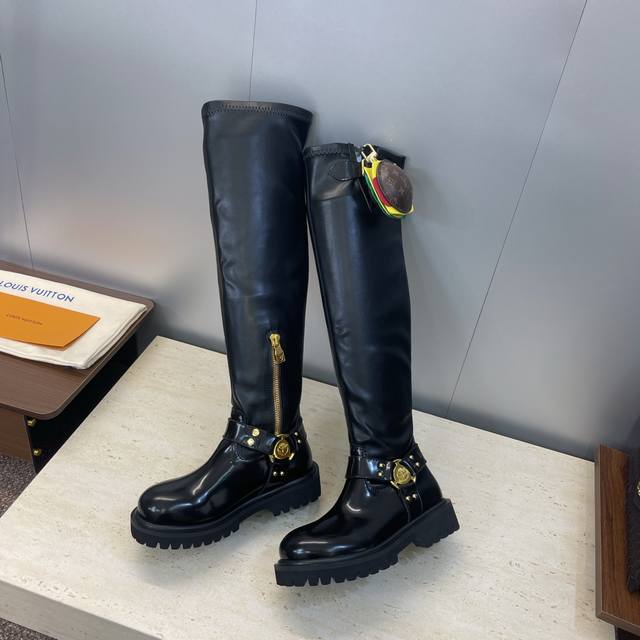 工厂P价P 不配包 Louis Vuitton*X Timberland联名合作2025秋冬新款游牧风格机车弹力过膝女长靴 Lv字母Logo五金扣汉堡包装饰厚底