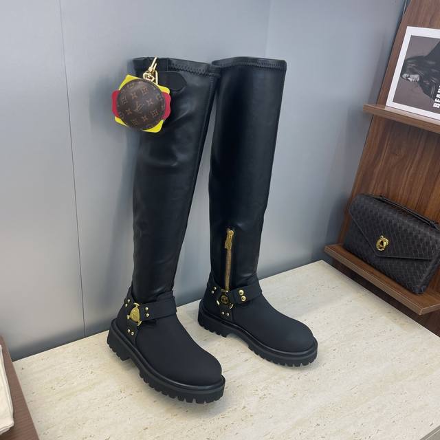工厂P价P 不配包 Louis Vuitton*X Timberland联名合作2025秋冬新款游牧风格机车弹力过膝女长靴 Lv字母Logo五金扣汉堡包装饰厚底