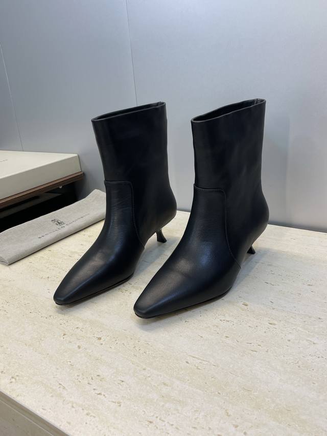 Brunello Cucineli 布鲁内诺库奇内利2025秋冬新款游牧风格女短靴 Bc 低跟尖头机车骑士马丁靴 材质：鞋面进口小牛皮 进口羊猄麂皮+水染羊皮内