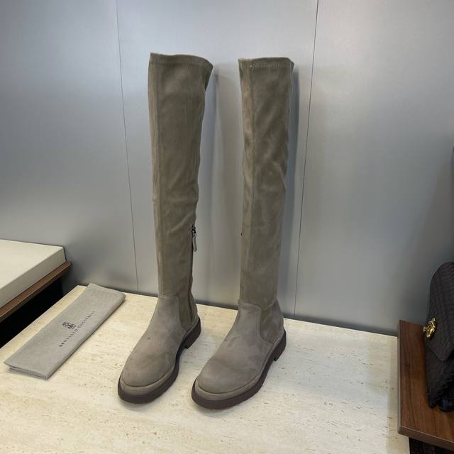 工厂P价P Brunello Cucineli 布鲁内诺库奇内利2025秋冬新款游牧风格保暖高筒女长靴 Bc 厚底圆头侧拉链一脚蹬过膝弹力机车骑士靴 材质：鞋面