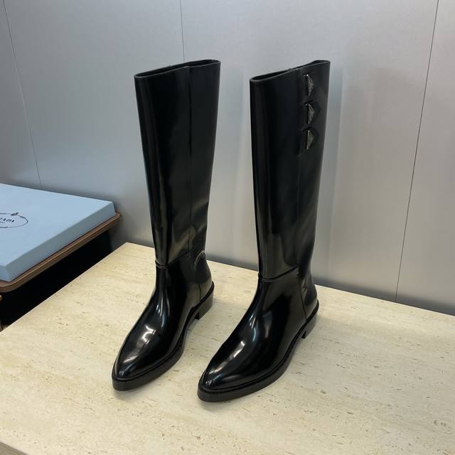 工厂P价P Prada 普拉达 2025秋冬新款游牧风格高筒及膝机车女长靴 明星同款朋克风格低跟尖头标志性字母Logo三角徽章一脚蹬马丁骑士军靴 市面顶级高端版