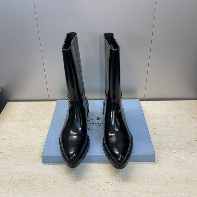 工厂P价P Prada 普拉达 2025秋冬新款游牧风格中筒机车女短靴 明星同款朋克风格低跟尖头标志性字母Logo三角徽章一脚蹬马丁骑士军靴 市面顶级高端版本