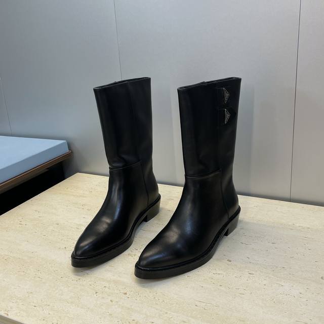 工厂P价P Prada 普拉达 2025秋冬新款游牧风格中筒机车女短靴 明星同款朋克风格低跟尖头标志性字母Logo三角徽章一脚蹬马丁骑士军靴 市面顶级高端版本
