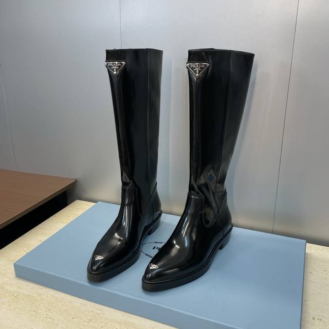 工厂P价P Prada 普拉达 2025秋冬新款游牧风格高筒及膝机车女长靴 明星同款低跟尖头标志性字母Logo三角徽章一脚蹬马丁骑士军靴 市面顶级高端版本 材质