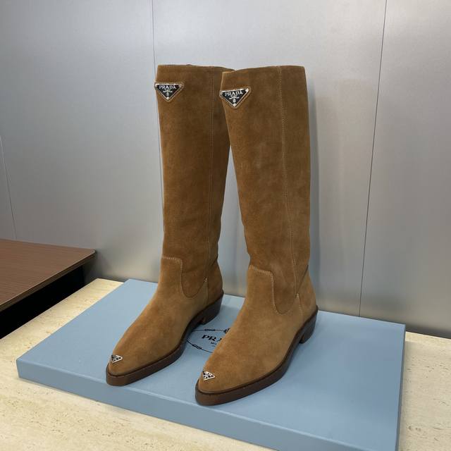 工厂P价P Prada 普拉达 2025秋冬新款游牧风格高筒及膝机车女长靴 明星同款低跟尖头标志性字母Logo三角徽章一脚蹬马丁骑士军靴 市面顶级高端版本 材质