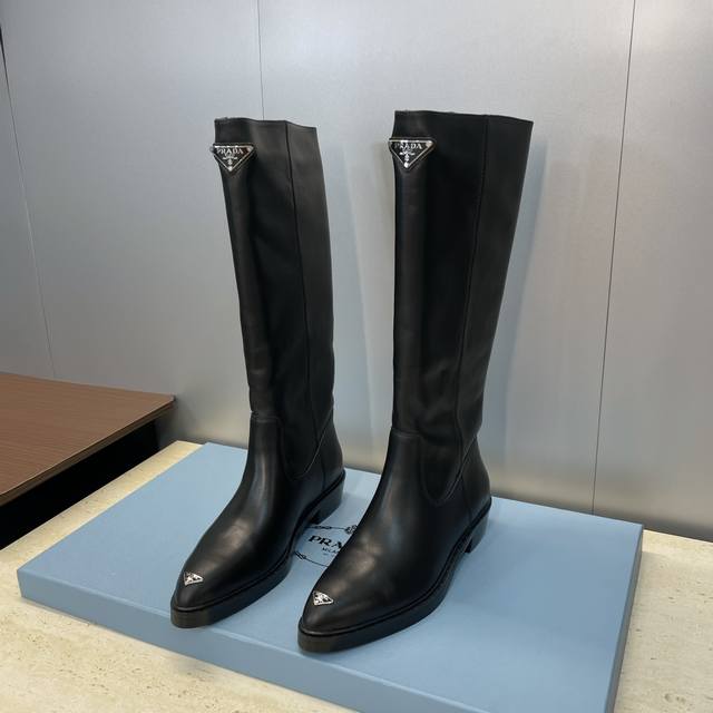 工厂P价P Prada 普拉达 2025秋冬新款游牧风格高筒及膝机车女长靴 明星同款低跟尖头标志性字母Logo三角徽章一脚蹬马丁骑士军靴 市面顶级高端版本 材质