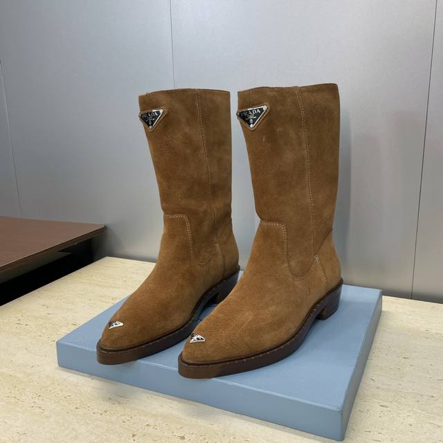 工厂P价P Prada 普拉达 2025秋冬新款游牧风格中筒机车女短靴 明星同款低跟尖头标志性字母Logo三角徽章一脚蹬马丁骑士军靴 市面顶级高端版本 材质:鞋