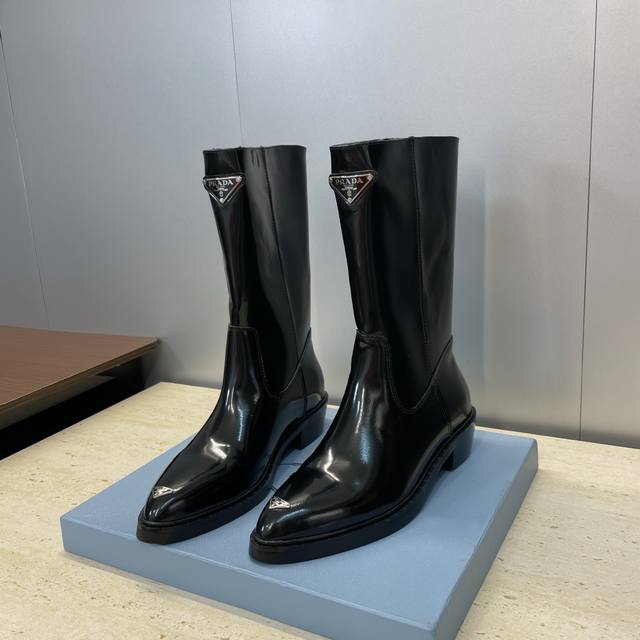 工厂P价P Prada 普拉达 2025秋冬新款游牧风格中筒机车女短靴 明星同款低跟尖头标志性字母Logo三角徽章一脚蹬马丁骑士军靴 市面顶级高端版本 材质:鞋