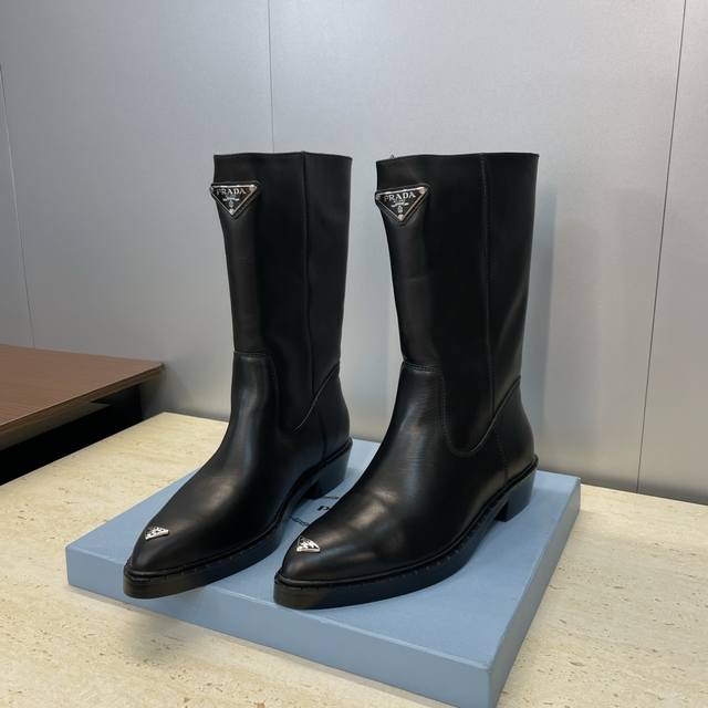 工厂P价P Prada 普拉达 2025秋冬新款游牧风格中筒机车女短靴 明星同款低跟尖头标志性字母Logo三角徽章一脚蹬马丁骑士军靴 市面顶级高端版本 材质:鞋