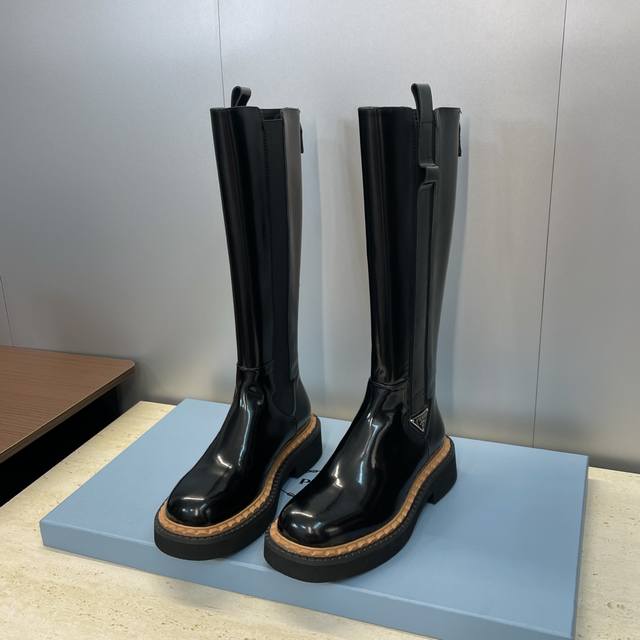 工厂P价P Prada 普拉达 2025秋冬新款朋克风格低跟高筒及膝机车女长靴 明星同款厚底圆头标志性字母Logo三角徽章一脚蹬拼色骑士军靴 市面顶级高端版本