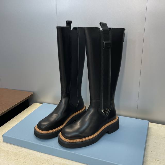 工厂P价P Prada 普拉达 2025秋冬新款朋克风格低跟高筒及膝机车女长靴 明星同款厚底圆头标志性字母Logo三角徽章一脚蹬拼色骑士军靴 市面顶级高端版本