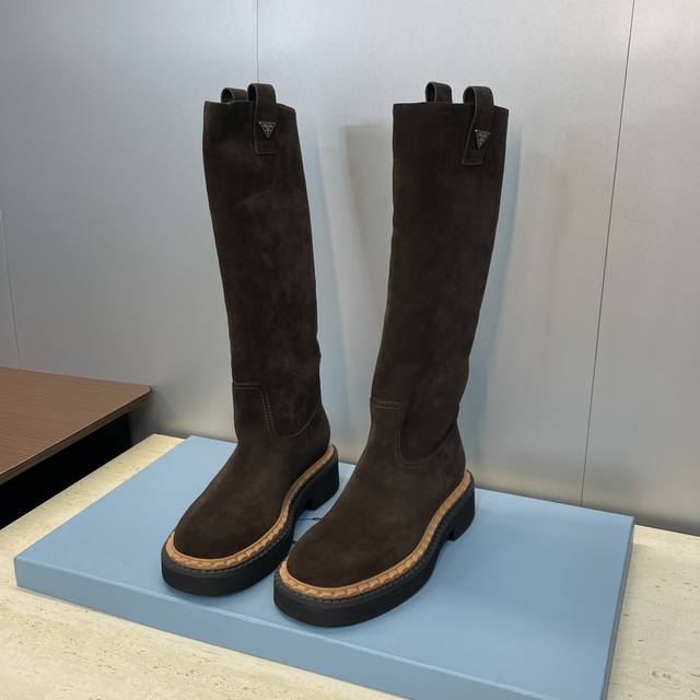 工厂P价P Prada 普拉达 2025秋冬新款朋克风格低跟高筒及膝机车女长靴 明星同款厚底圆头标志性字母Logo三角徽章一脚蹬拼色骑士军靴 市面顶级高端版本