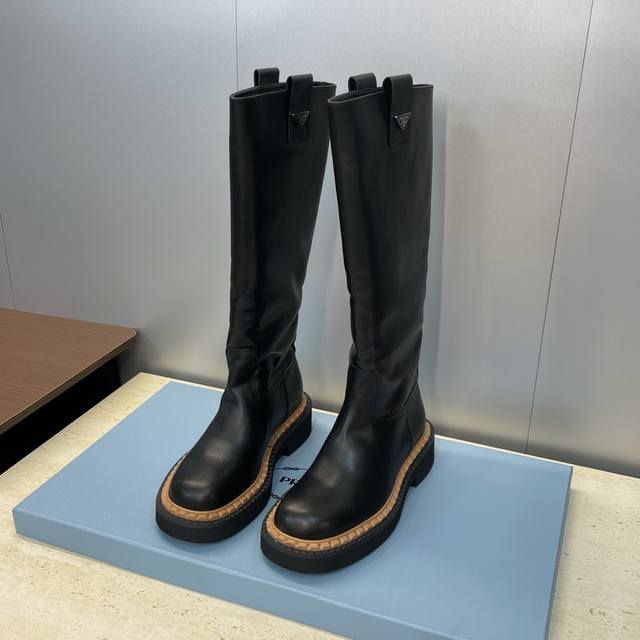 工厂P价P Prada 普拉达 2025秋冬新款朋克风格低跟高筒及膝机车女长靴 明星同款厚底圆头标志性字母Logo三角徽章一脚蹬拼色骑士军靴 市面顶级高端版本