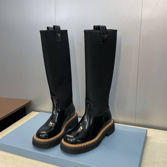 工厂P价P Prada 普拉达 2025秋冬新款朋克风格低跟高筒及膝机车女长靴 明星同款厚底圆头标志性字母Logo三角徽章一脚蹬拼色骑士军靴 市面顶级高端版本