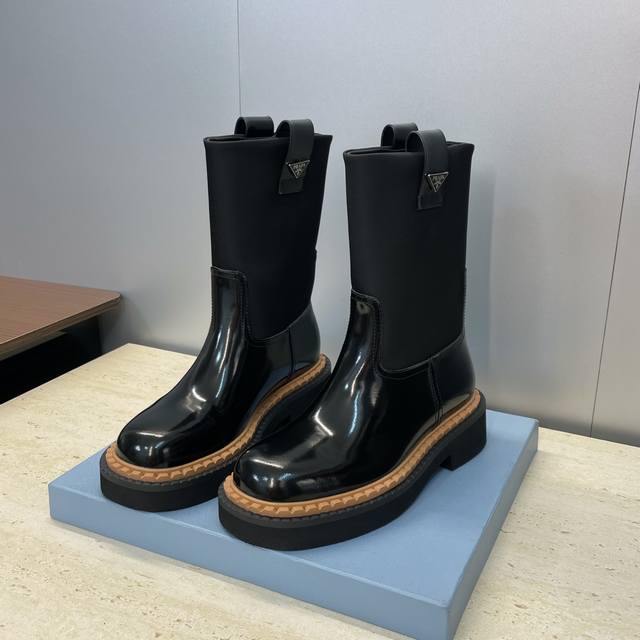 工厂P价P Prada 普拉达 2025秋冬新款朋克风格低跟中筒机车女短靴 明星同款厚底圆头标志性字母Logo三角徽章一脚蹬拼色骑士军靴 市面顶级高端版本 材质