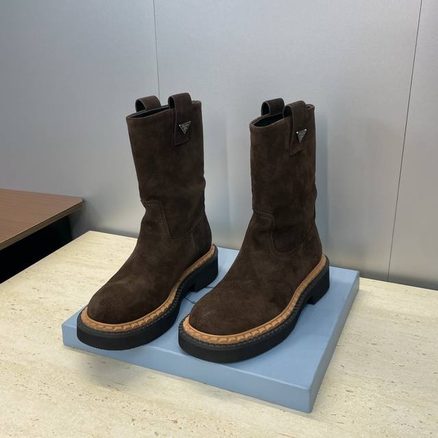 工厂P价P Prada 普拉达 2025秋冬新款朋克风格低跟中筒机车女短靴 明星同款厚底圆头标志性字母Logo三角徽章一脚蹬拼色骑士军靴 市面顶级高端版本 材质