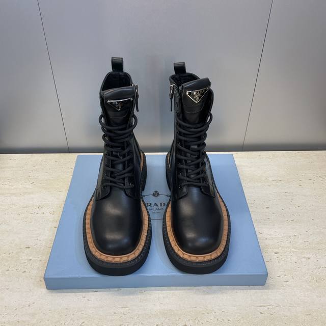 工厂P价P Prada 普拉达 2025秋冬新款朋克风格侧拉链低跟机车女短靴 明星同款厚底圆头标志性字母Logo三角徽章系带拼色骑士军靴 市面顶级高端版本 材质