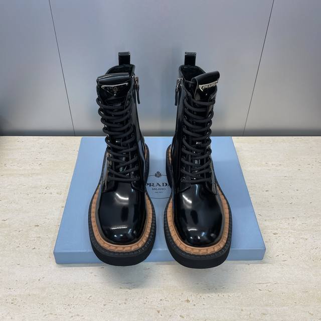 工厂P价P Prada 普拉达 2025秋冬新款朋克风格侧拉链低跟机车女短靴 明星同款厚底圆头标志性字母Logo三角徽章系带拼色骑士军靴 市面顶级高端版本 材质