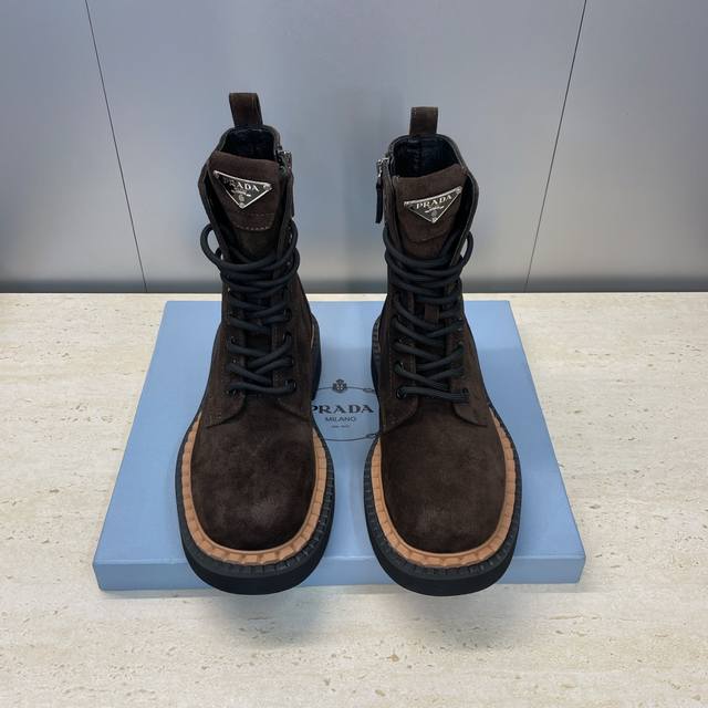 工厂P价P Prada 普拉达 2025秋冬新款朋克风格侧拉链低跟机车女短靴 明星同款厚底圆头标志性字母Logo三角徽章系带拼色骑士军靴 市面顶级高端版本 材质