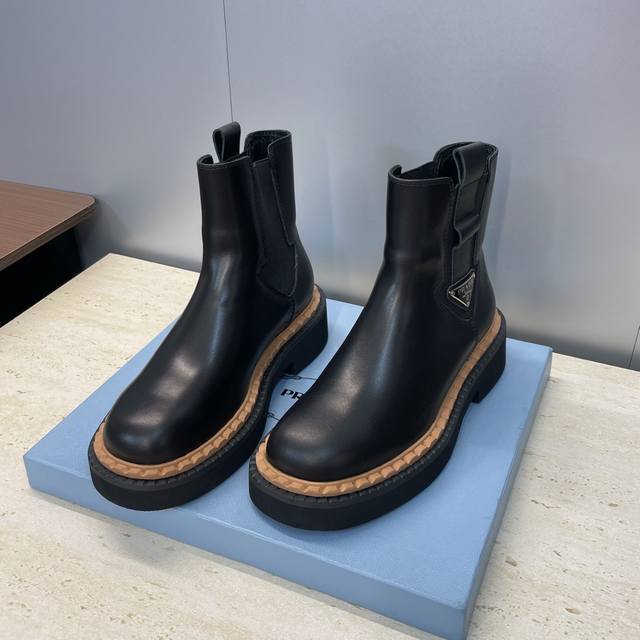 工厂P价P Prada 普拉达 2025秋冬新款切尔西风格弹力低跟机车女短靴 明星同款厚底圆头标志性字母Logo三角徽章一脚蹬骑士军靴 市面顶级高端版本 材质: