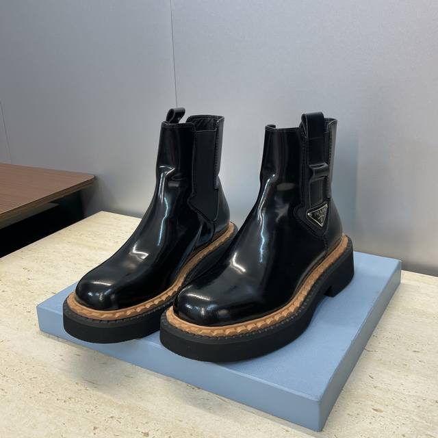 工厂P价P Prada 普拉达 2025秋冬新款切尔西风格弹力低跟机车女短靴 明星同款厚底圆头标志性字母Logo三角徽章一脚蹬骑士军靴 市面顶级高端版本 材质: