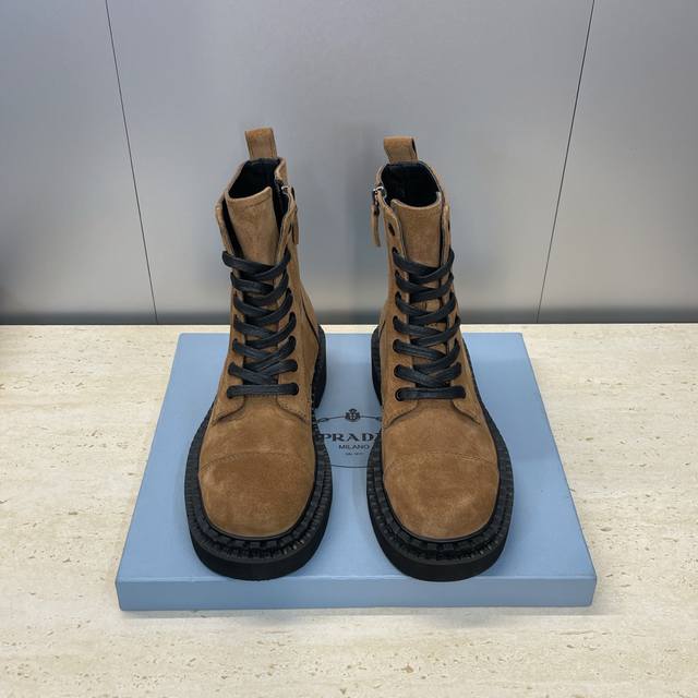 工厂P价P Prada 普拉达 2025秋冬新款朋克风格侧拉链低跟机车女短靴 明星同款厚底圆头标志性字母Logo三角徽章系带骑士军靴 市面顶级高端版本 材质:鞋
