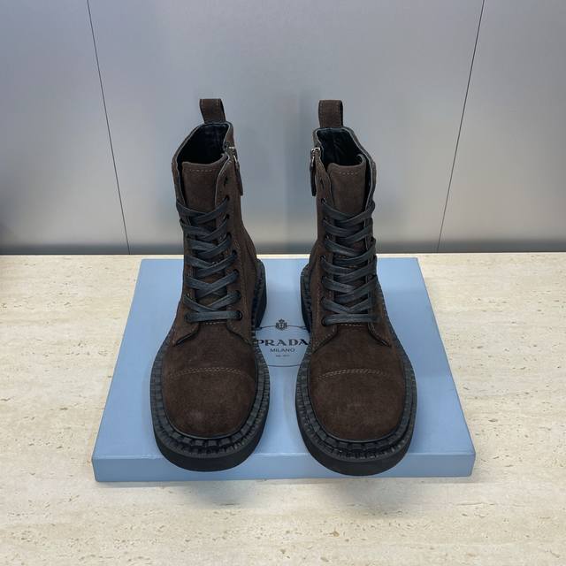 工厂P价P Prada 普拉达 2025秋冬新款朋克风格侧拉链低跟机车女短靴 明星同款厚底圆头标志性字母Logo三角徽章系带骑士军靴 市面顶级高端版本 材质:鞋