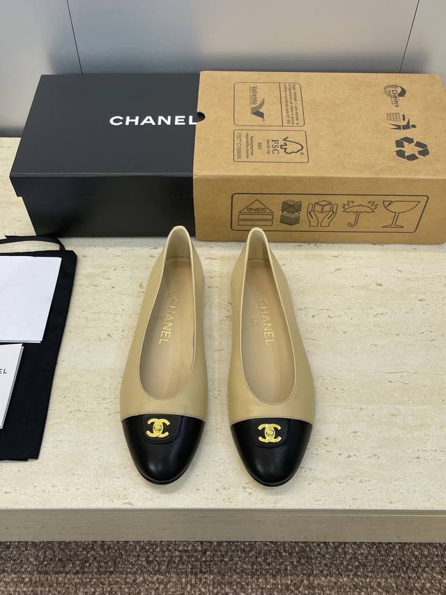 工厂P价P 莞货 代购级 Chanel 香奈儿 2025秋冬新款玛丽珍芭蕾舞娃娃女鞋 小香字母Logo五金扣平底圆头拼色单鞋 材质:鞋面进口全粒面羊皮+水染羊皮