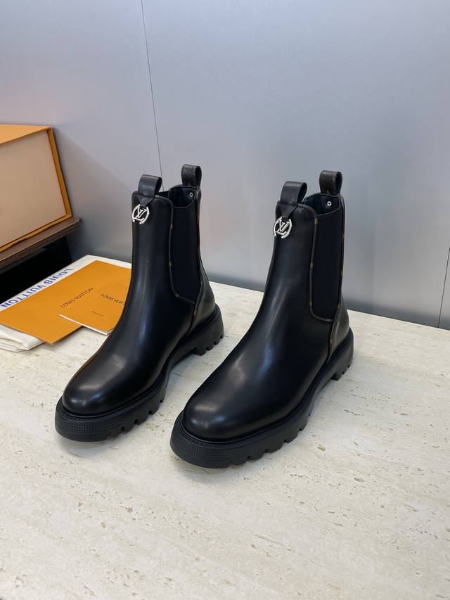 工厂P价P 莞货 代购级 Louis Vuitton* 2025秋冬新款切尔西风格弹力机车短靴 Lv字母Logo五金扣厚底低跟拼色一脚蹬骑士靴 材质：鞋面进口小