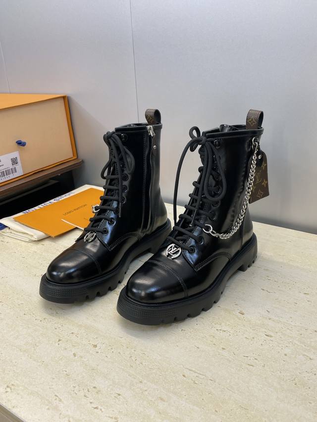 工厂P价P 莞货 代购级 Louis Vuitton* 2025秋冬新款朋克风格系带机车短靴 Lv字母Logo五金链条徽章扣厚底低跟拼色侧拉链骑士靴 材质：鞋面