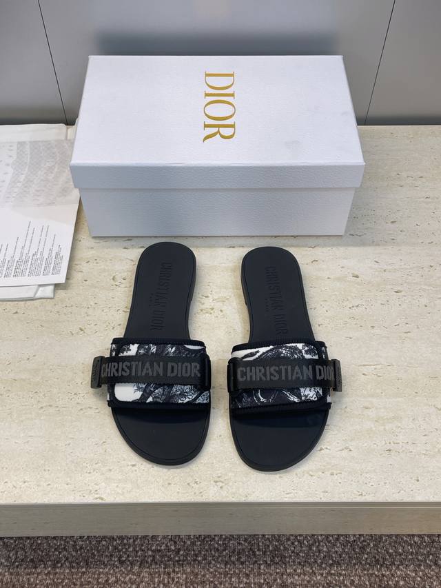 工厂P价P 迪奥Dior 2025春夏最新色系Evolution迷彩女鞋 平底拼色露趾字母Logo魔术贴凉拖鞋 材质:原版定制3D立体刺绣鞋面+原版开模Tpu大