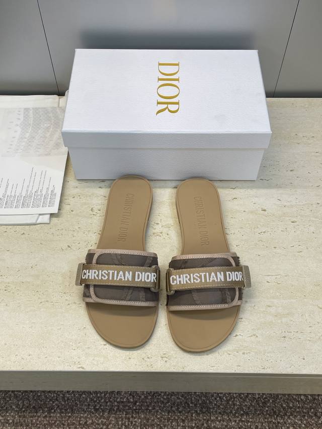 工厂P价P 迪奥Dior 2025春夏最新色系Evolution迷彩女鞋 平底拼色露趾字母Logo魔术贴凉拖鞋 材质:原版定制3D立体刺绣鞋面+原版开模Tpu大