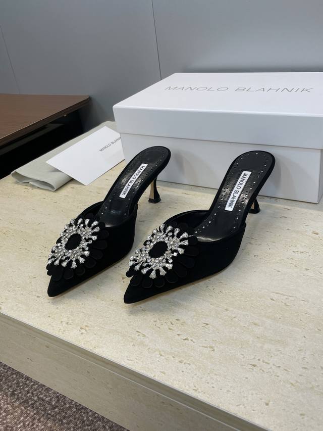 工厂P价P Manolo Blahnlk 2025春夏新款中跟女鞋 Mb尖头水钻花朵穆勒凉拖鞋 材质:鞋面进口羊猄皮+水染羊皮内里+进口澳洲水钻+意大利真皮大底