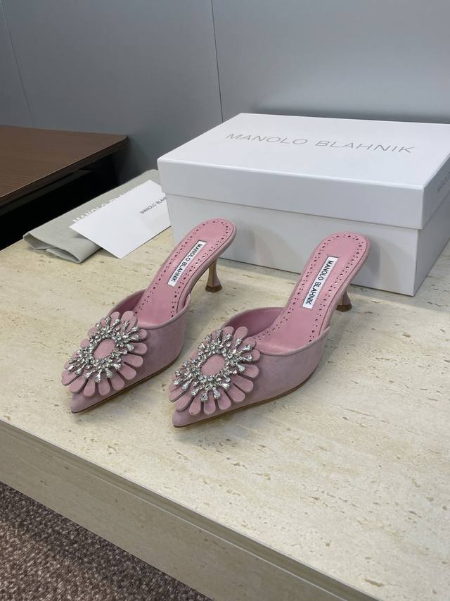 工厂P价P Manolo Blahnlk 2025春夏新款中跟女鞋 Mb尖头水钻花朵穆勒凉拖鞋 材质:鞋面进口羊猄皮+水染羊皮内里+进口澳洲水钻+意大利真皮大底