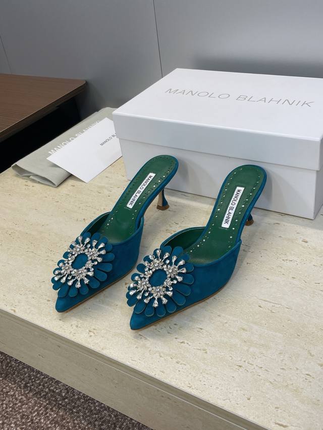 工厂P价P Manolo Blahnlk 2025春夏新款中跟女鞋 Mb尖头水钻花朵穆勒凉拖鞋 材质:鞋面进口羊猄皮+水染羊皮内里+进口澳洲水钻+意大利真皮大底