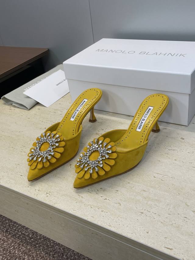 工厂P价P Manolo Blahnlk 2025春夏新款中跟女鞋 Mb尖头水钻花朵穆勒凉拖鞋 材质:鞋面进口羊猄皮+水染羊皮内里+进口澳洲水钻+意大利真皮大底