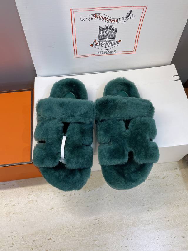 工厂P价P 莞货 顶级版 Hermers 爱马仕2025秋冬新色度假风拼色情侣款懒人毛毛鞋 H家经典平底圆头露趾保暖羊羔毛居家二舅拖鞋 材质:鞋面内里100%进